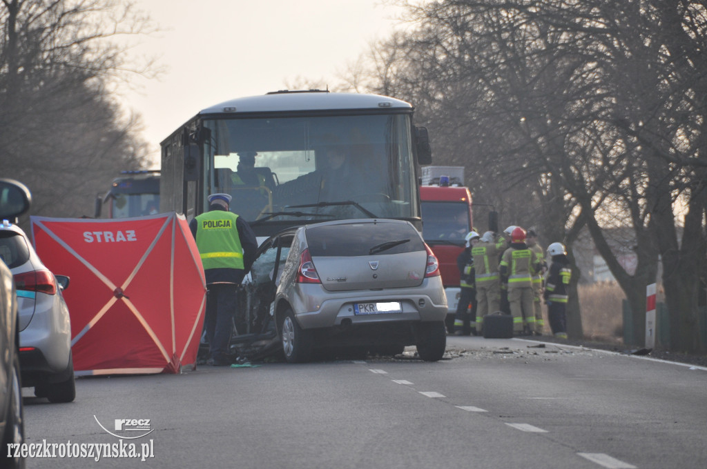 Tragiczny wypadek autobusu z osobówką