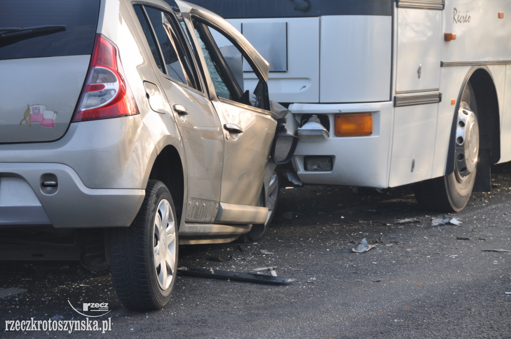 Tragiczny wypadek autobusu z osobówką