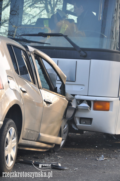 Tragiczny wypadek autobusu z osobówką