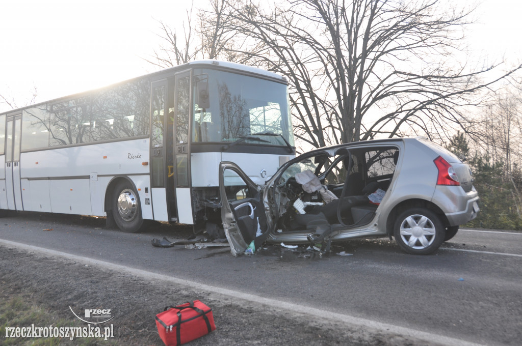 Tragiczny wypadek autobusu z osobówką