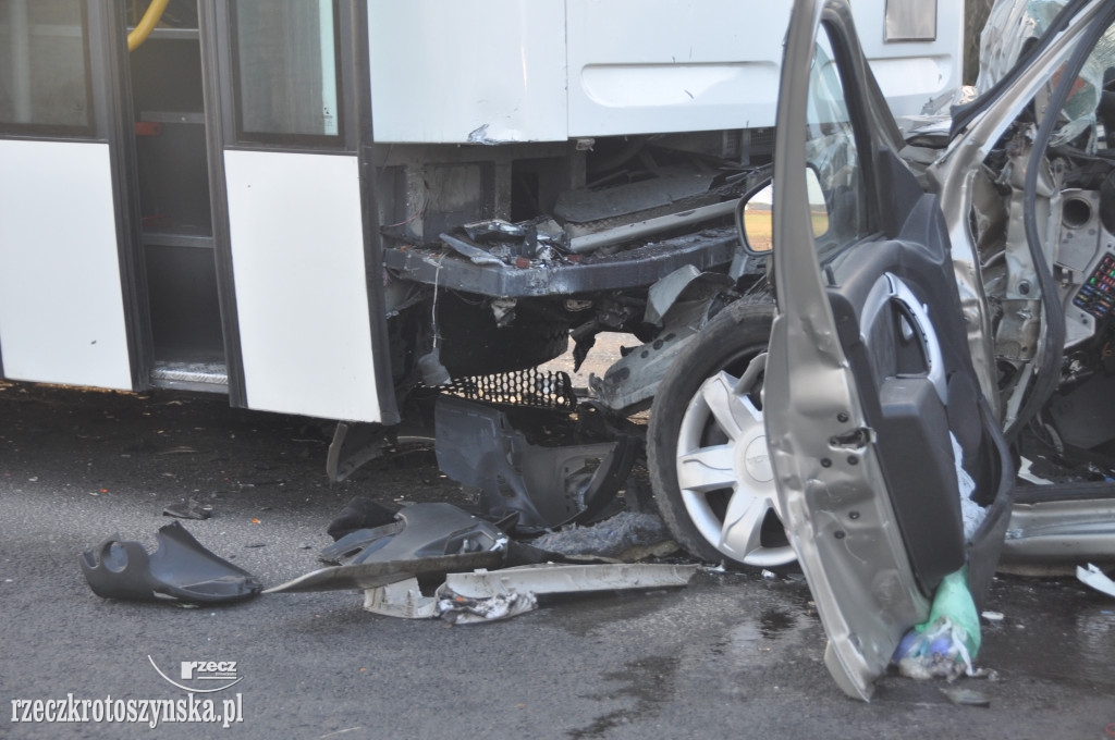 Tragiczny wypadek autobusu z osobówką