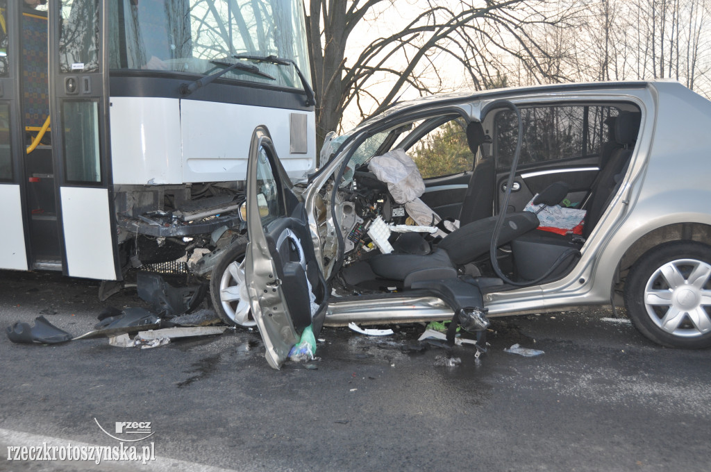 Tragiczny wypadek autobusu z osobówką