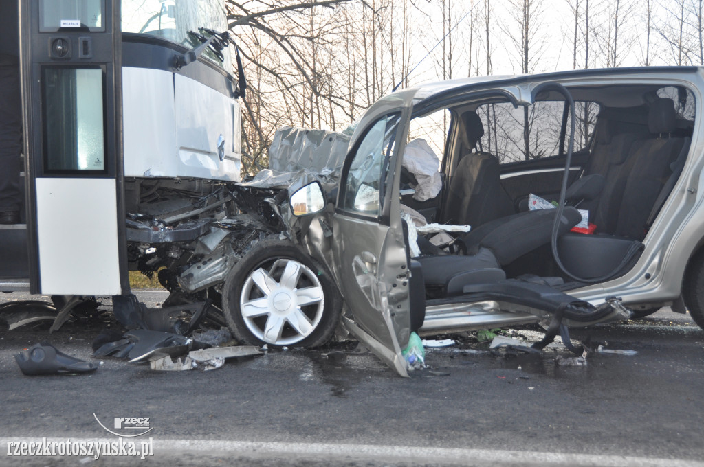 Tragiczny wypadek autobusu z osobówką