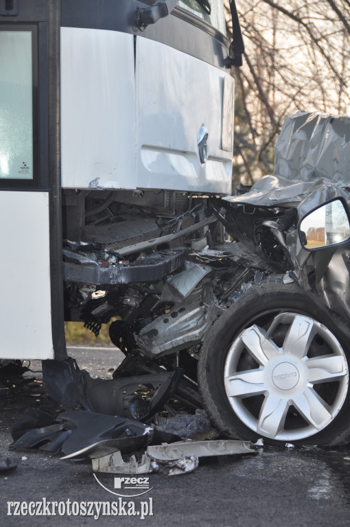 Tragiczny wypadek autobusu z osobówką