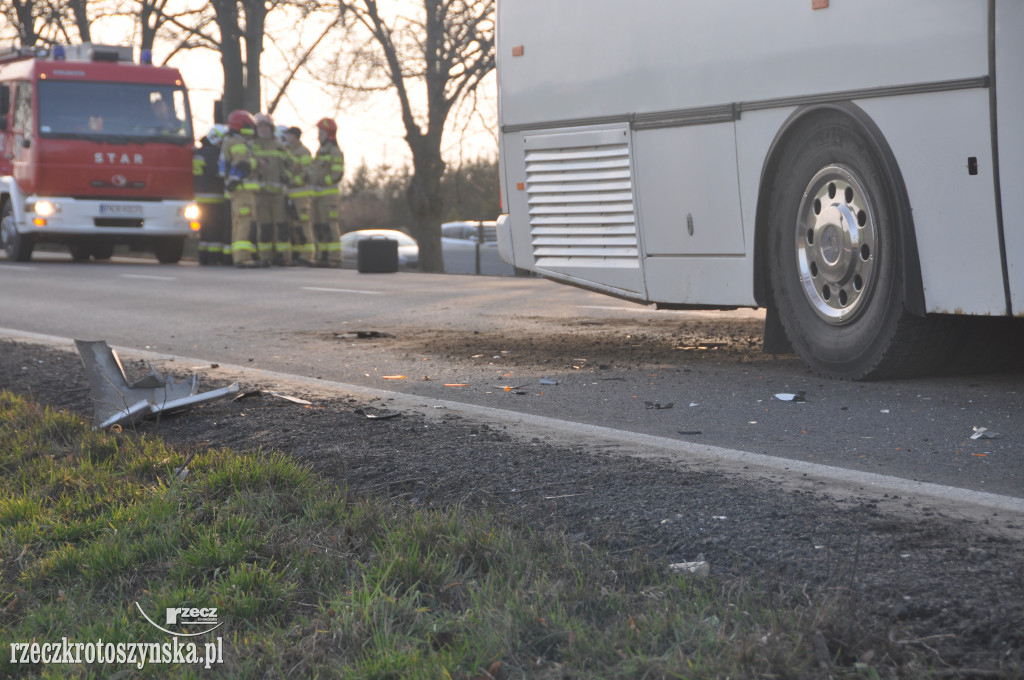 Tragiczny wypadek autobusu z osobówką