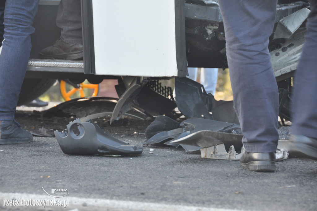 Tragiczny wypadek autobusu z osobówką