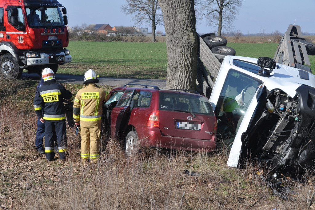 Zderzenie dwóch pojazdów na trasie Kuklinów - Nepomucenów