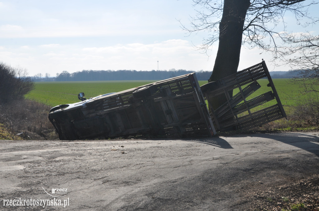 Zderzenie dwóch pojazdów na trasie Kuklinów - Nepomucenów