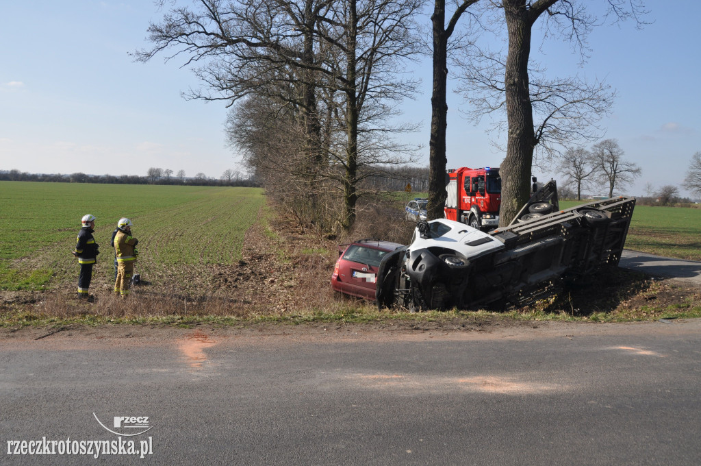 Zderzenie dwóch pojazdów na trasie Kuklinów - Nepomucenów