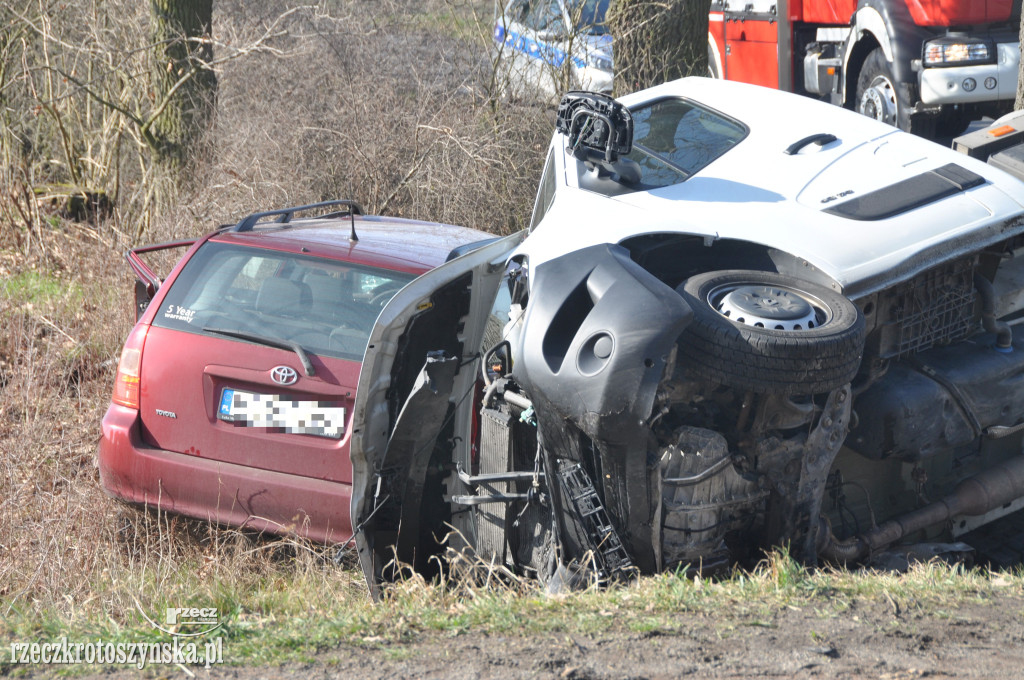 Zderzenie dwóch pojazdów na trasie Kuklinów - Nepomucenów