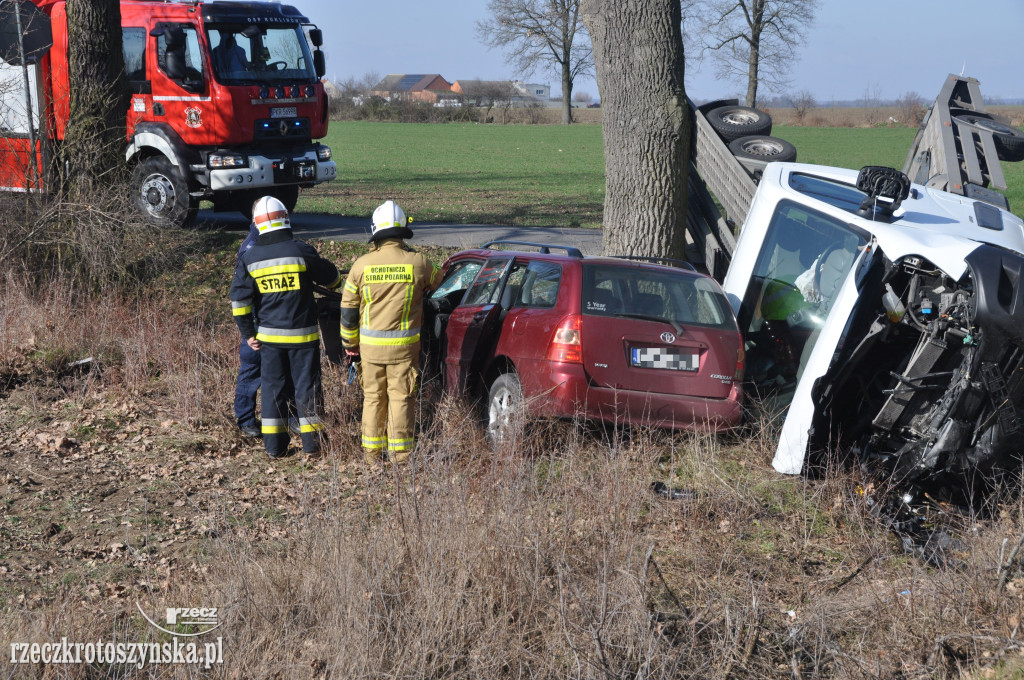 Zderzenie dwóch pojazdów na trasie Kuklinów - Nepomucenów