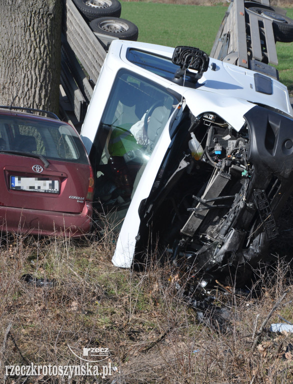 Zderzenie dwóch pojazdów na trasie Kuklinów - Nepomucenów