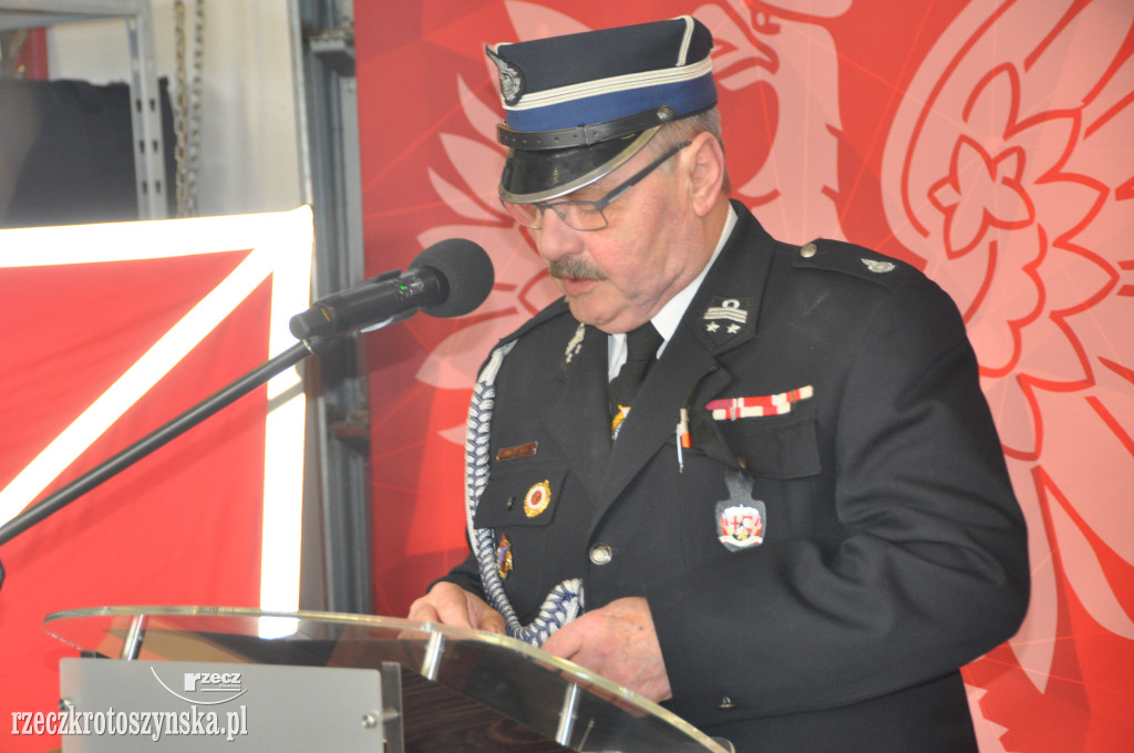 Oficjalne przekazanie nowego wozu zdunowskim strażakom
