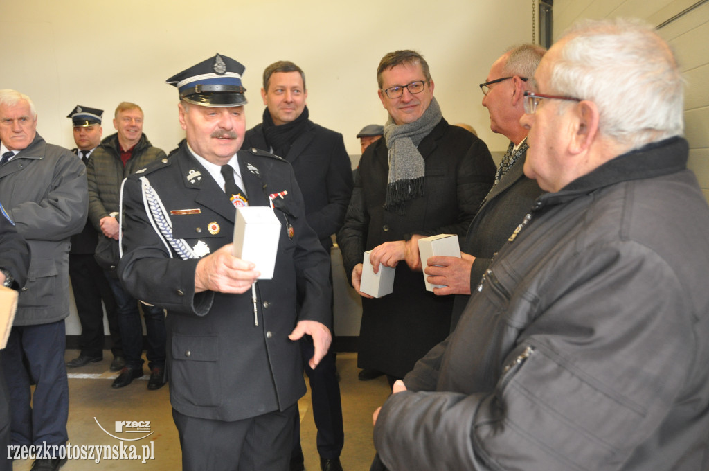 Oficjalne przekazanie nowego wozu zdunowskim strażakom