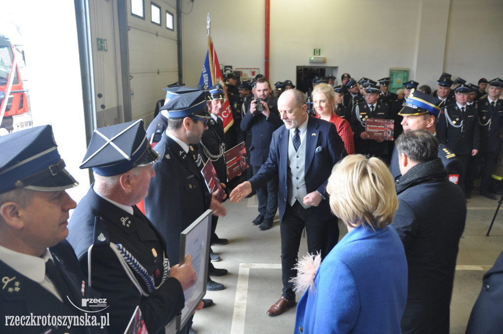 Oficjalne przekazanie nowego wozu zdunowskim strażakom