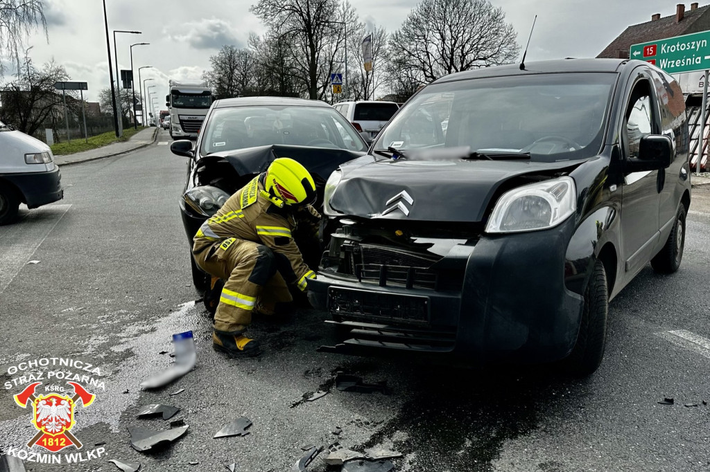 Wypadek dwóch samochodów w Koźminie przy stacji Orlen