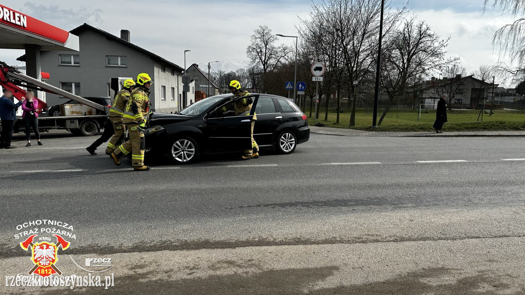 Wypadek dwóch samochodów w Koźminie przy stacji Orlen