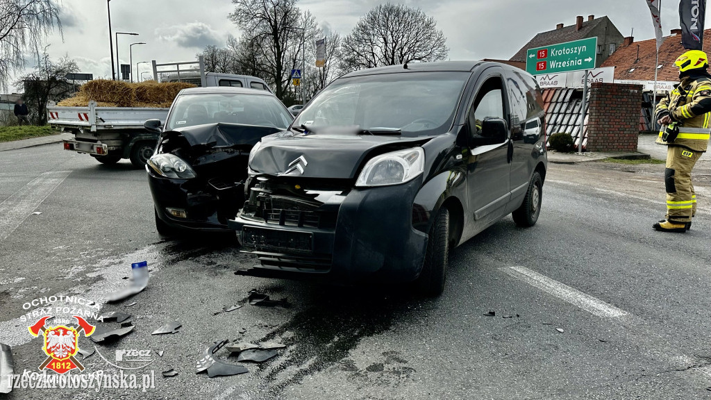 Wypadek dwóch samochodów w Koźminie przy stacji Orlen
