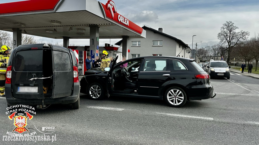 Wypadek dwóch samochodów w Koźminie przy stacji Orlen