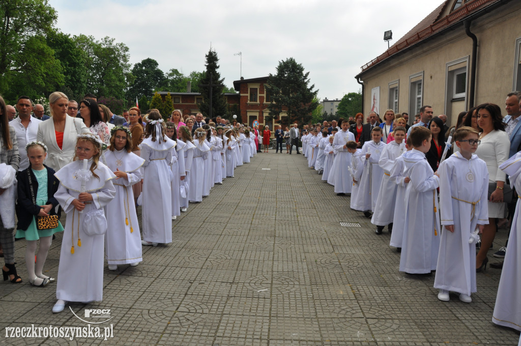 Dzieci z fary przystąpiły do I Komunii Św.