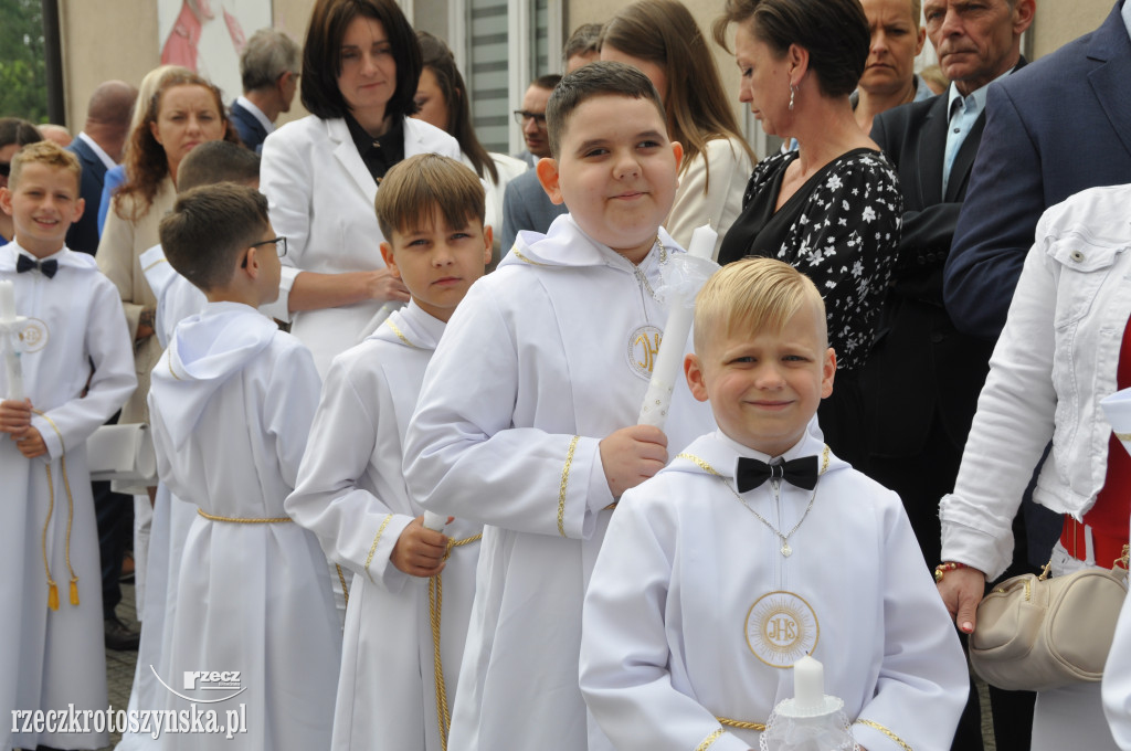 Dzieci z fary przystąpiły do I Komunii Św.