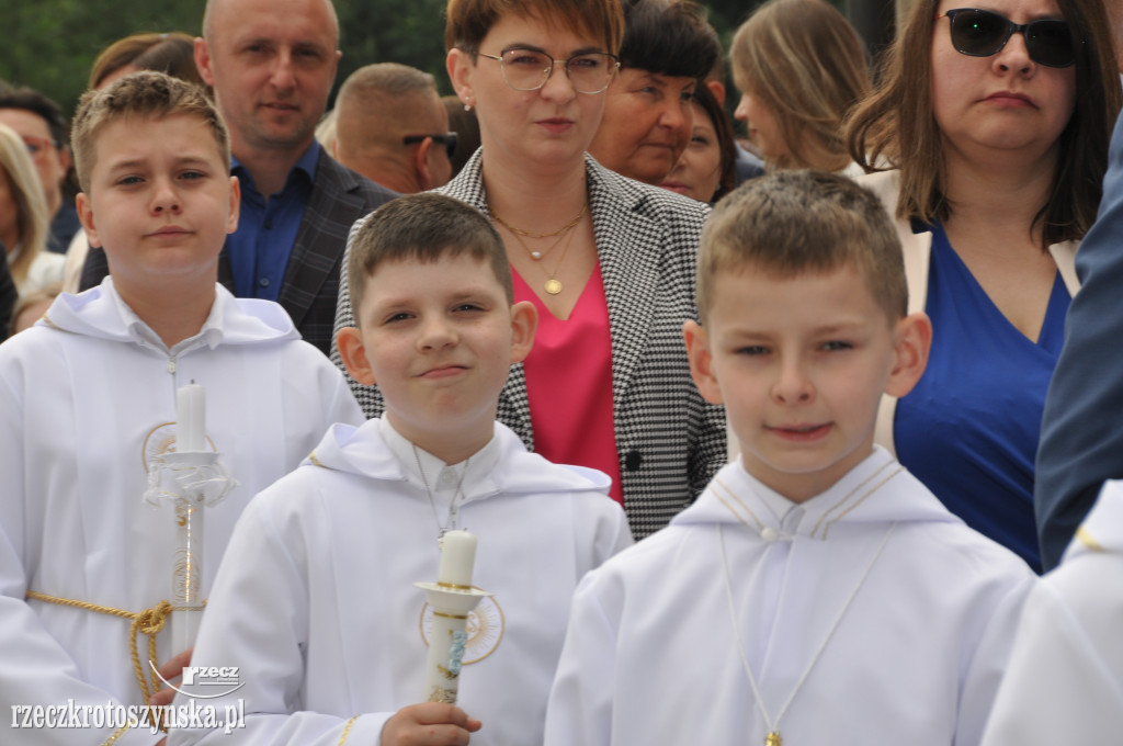 Dzieci z fary przystąpiły do I Komunii Św.