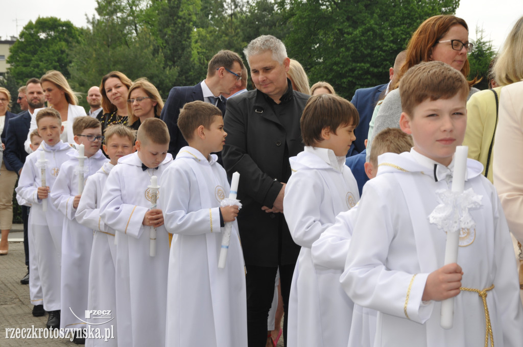 Dzieci z fary przystąpiły do I Komunii Św.