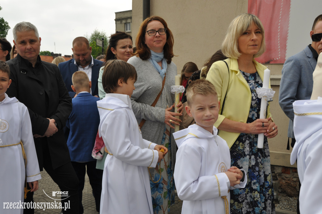 Dzieci z fary przystąpiły do I Komunii Św.