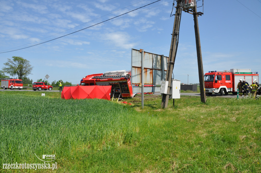 Wóz strażacki zderzył się z osobówką. Zginęły dwie osoby