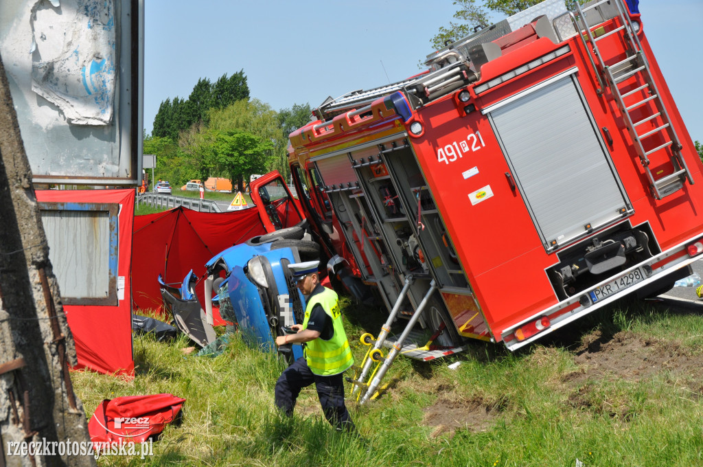 Wóz strażacki zderzył się z osobówką. Zginęły dwie osoby