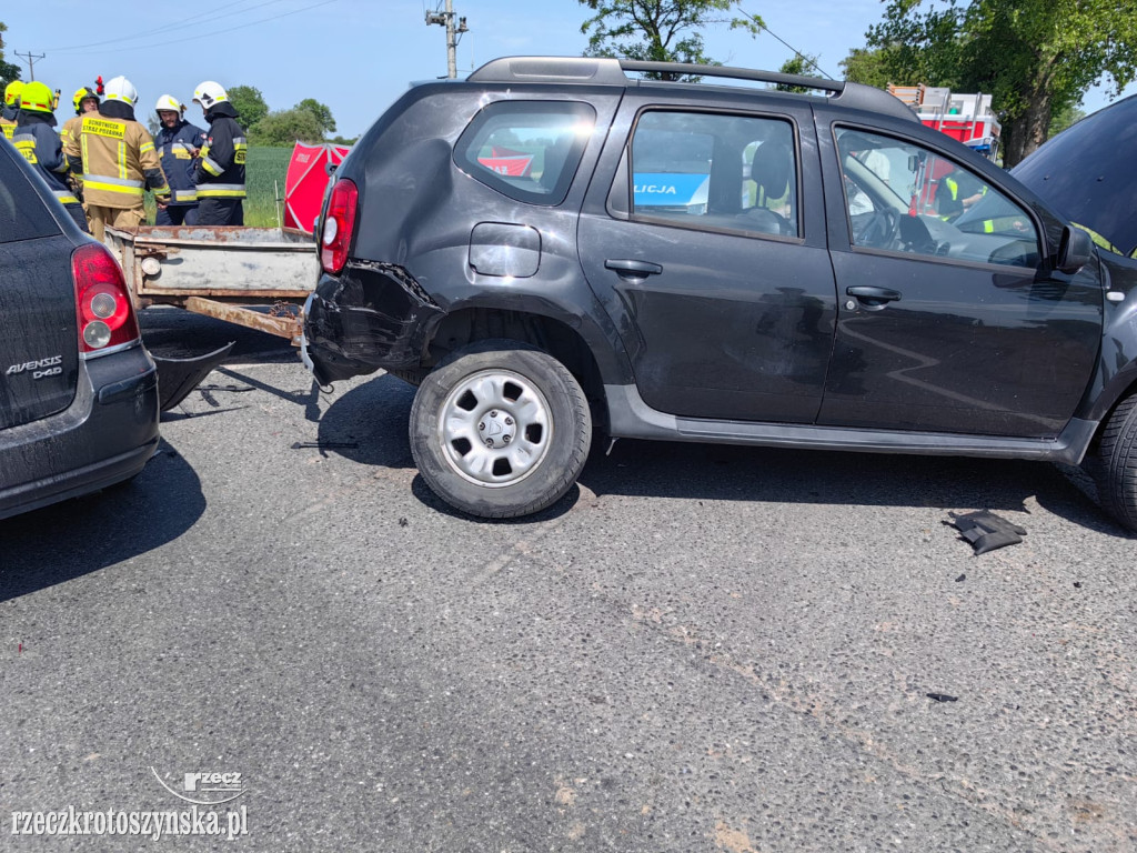 Wóz strażacki zderzył się z osobówką. Zginęły dwie osoby