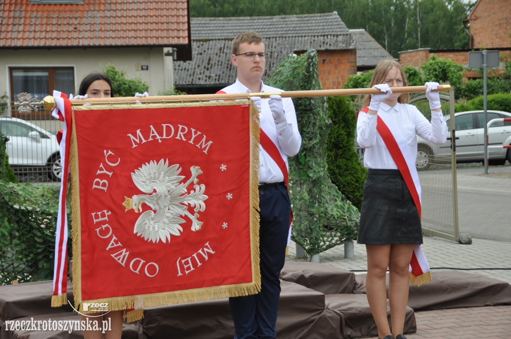 Szkole Podstawowej w Roszkach nadano imię