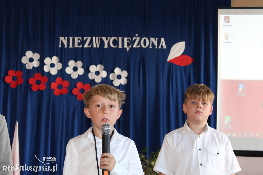 Zduny. Uczniowie w hołdzie bohaterom
