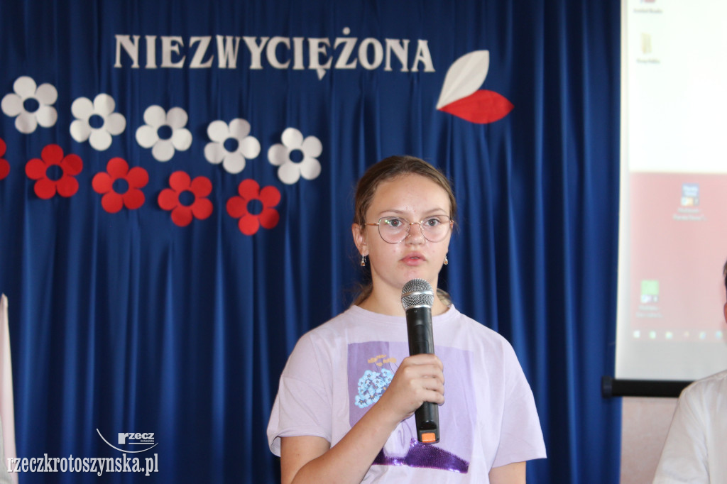 Zduny. Uczniowie w hołdzie bohaterom
