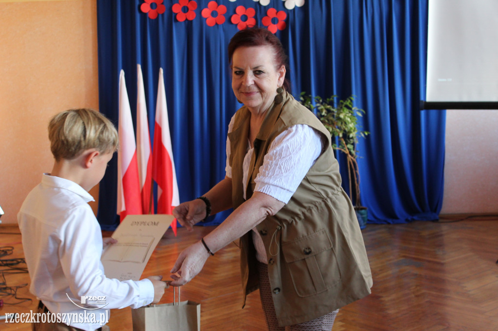 Zduny. Uczniowie w hołdzie bohaterom