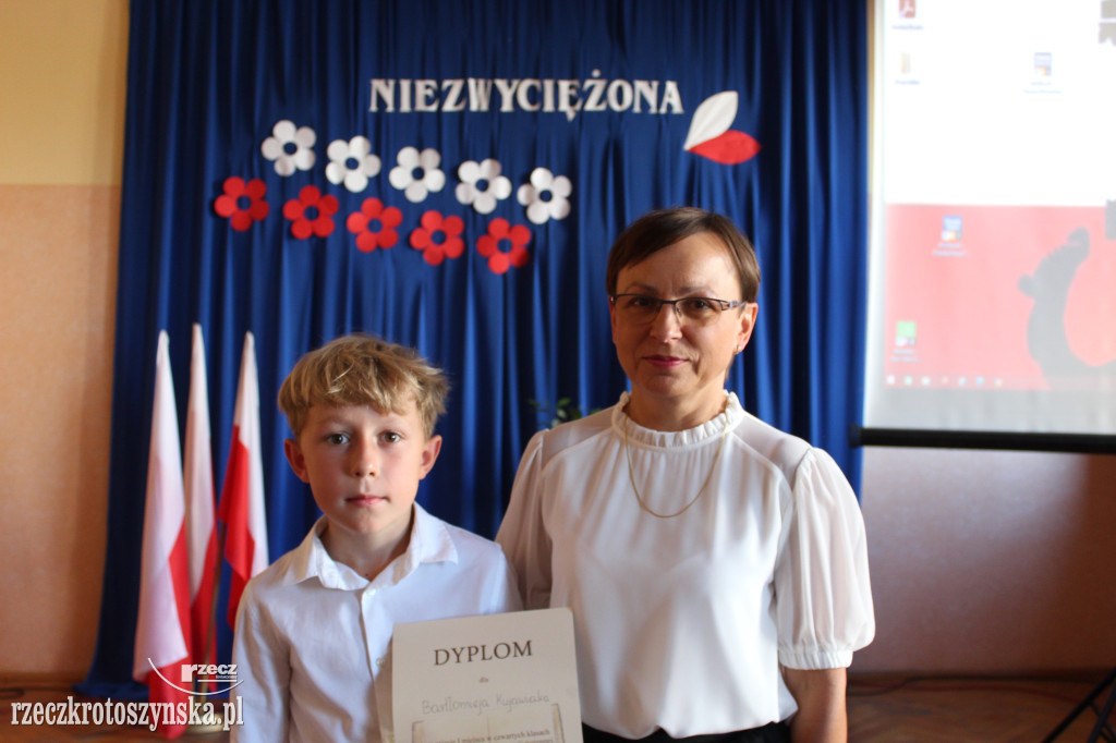 Zduny. Uczniowie w hołdzie bohaterom