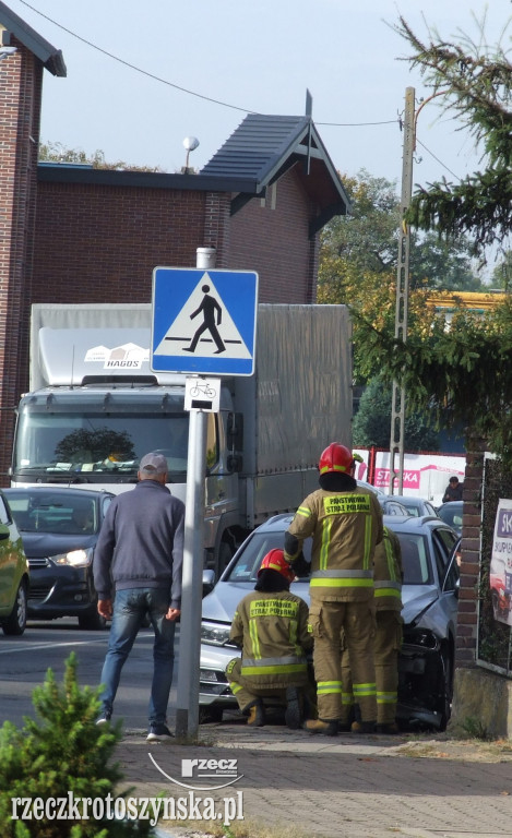 Wypadek na skrzyżowaniu. Kierowcy narzekają na sygnalizację świetlną