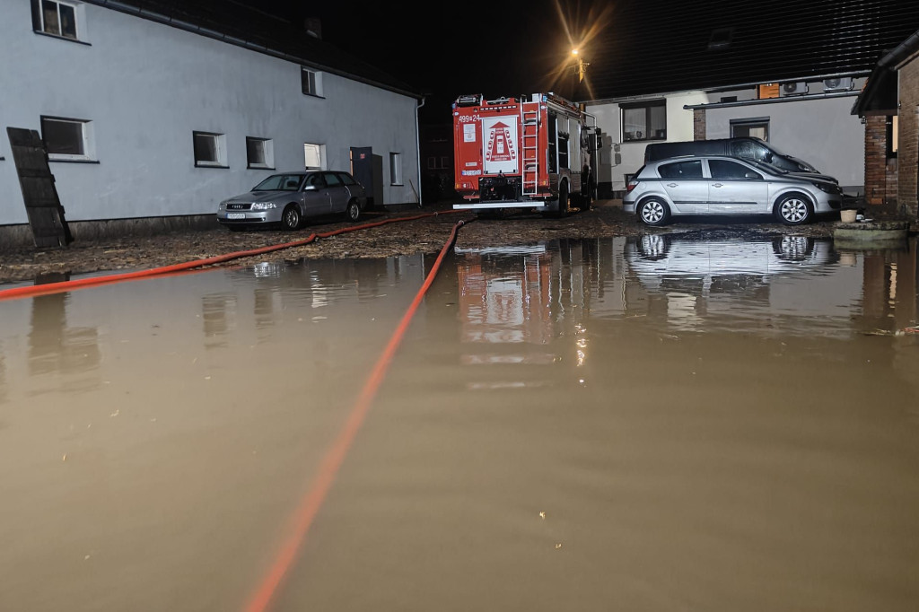 Woda płynęła ulicą, zalało domy i budynki gospodarcze