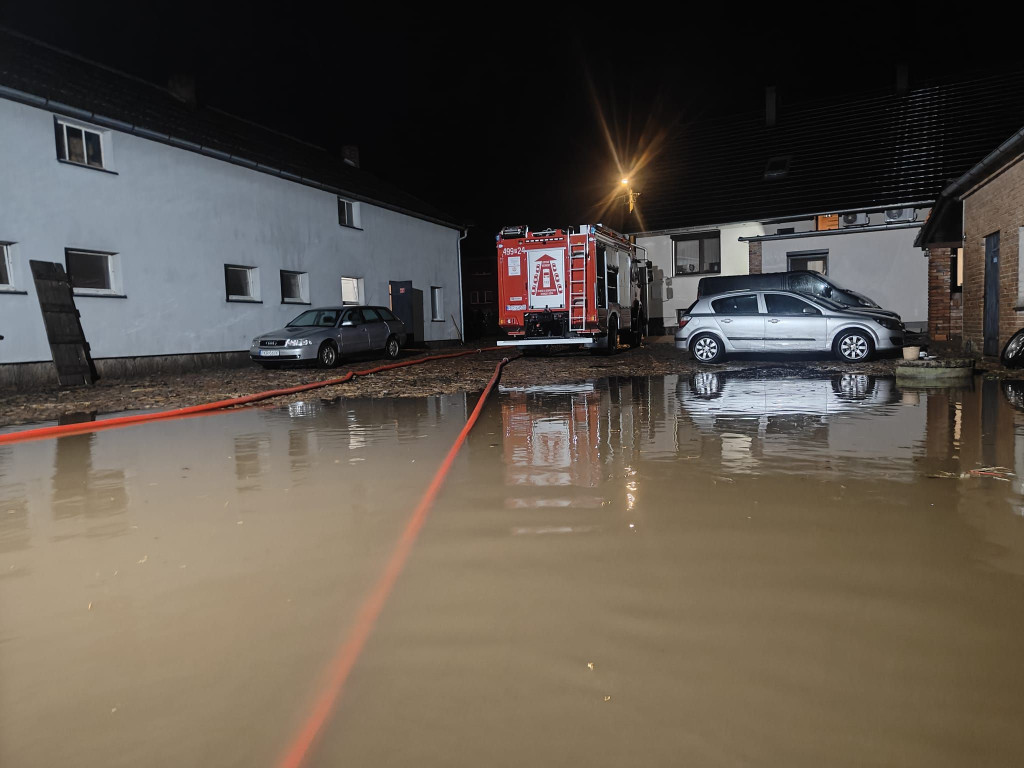 Woda płynęła ulicą, zalało domy i budynki gospodarcze