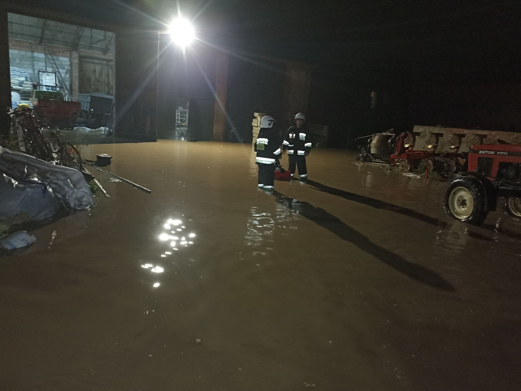 Woda płynęła ulicą, zalało domy i budynki gospodarcze