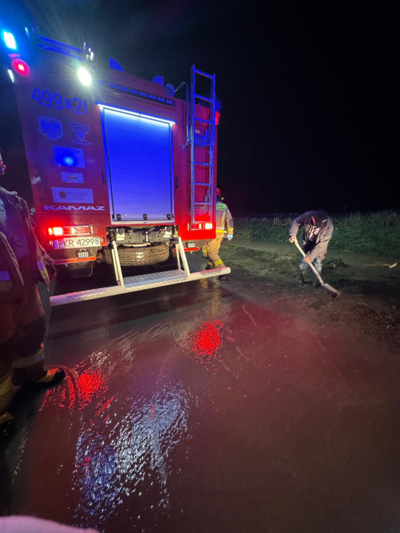 Woda płynęła ulicą, zalało domy i budynki gospodarcze