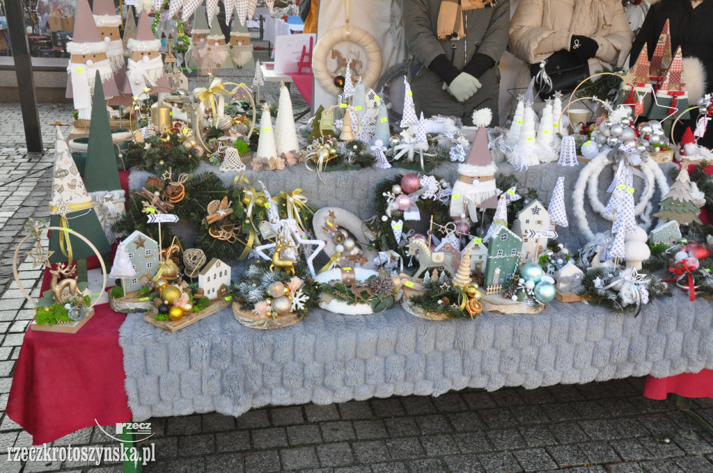 XIV Jarmark Świąteczny przyciągnął rzesze osób