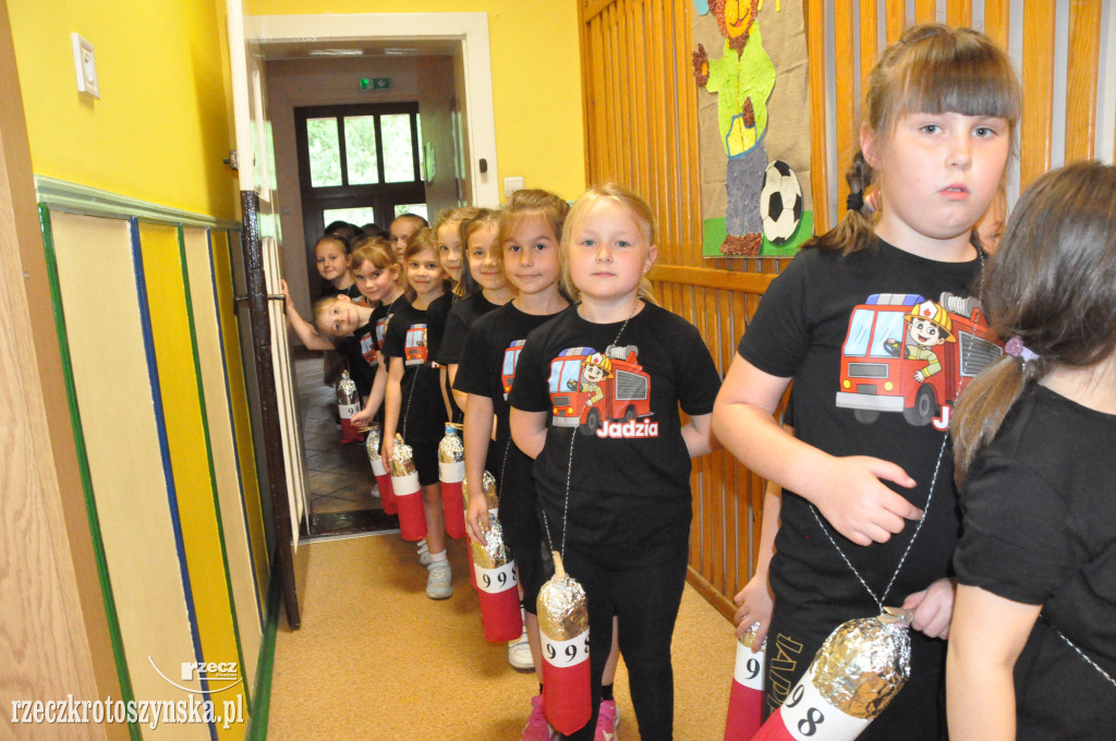 Przedszkolaki jako policjanci i żołnierze