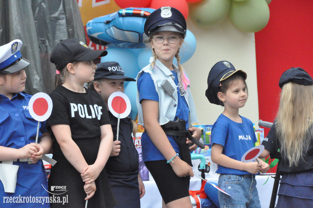 Przedszkolaki jako policjanci i żołnierze