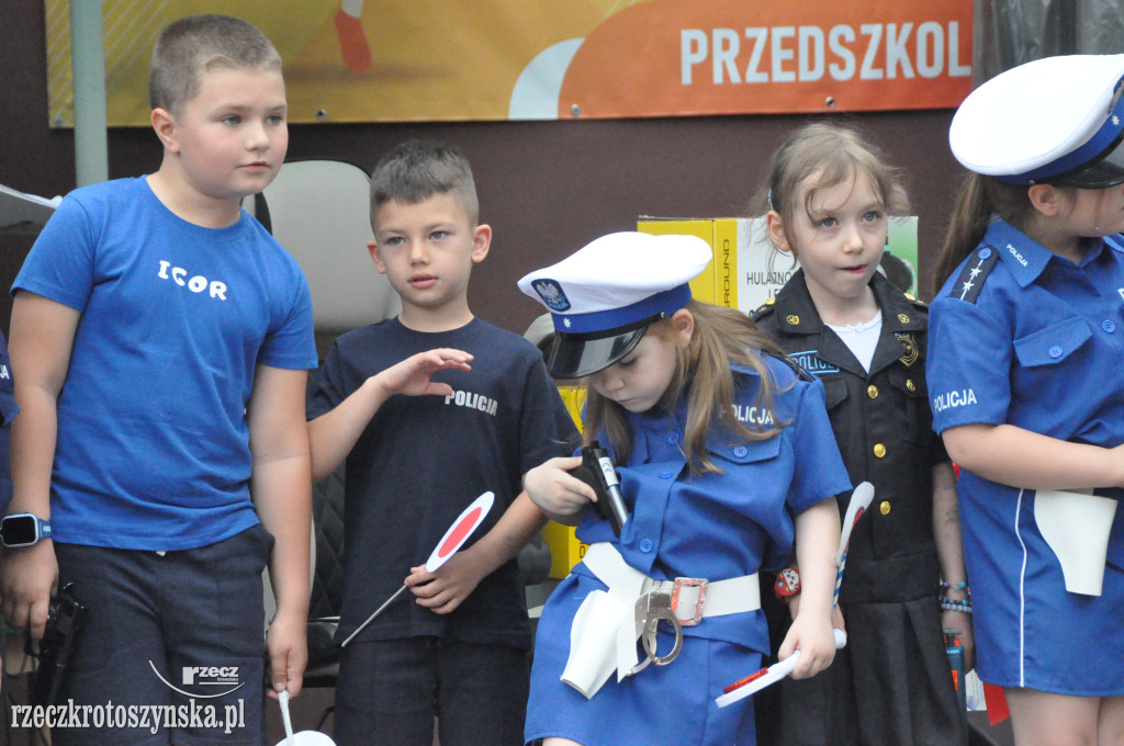 Przedszkolaki jako policjanci i żołnierze