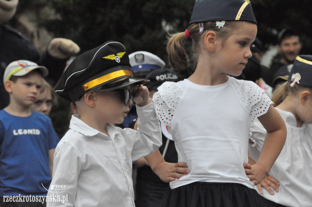 Przedszkolaki jako policjanci i żołnierze