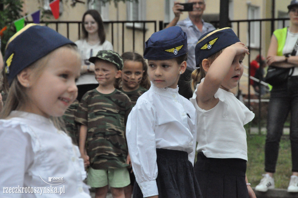 Przedszkolaki jako policjanci i żołnierze