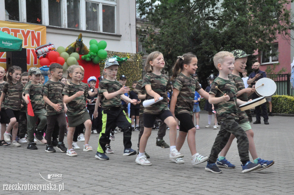 Przedszkolaki jako policjanci i żołnierze