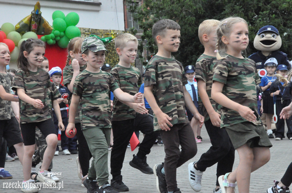 Przedszkolaki jako policjanci i żołnierze