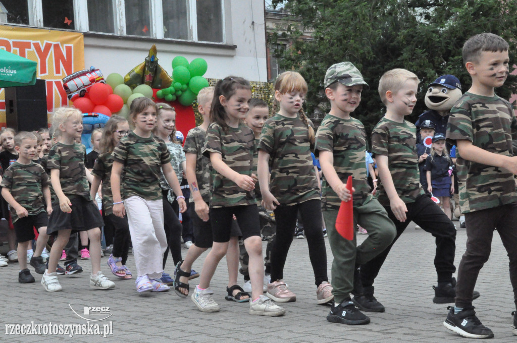 Przedszkolaki jako policjanci i żołnierze